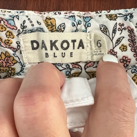 New white shorts - Picture 2 of 5